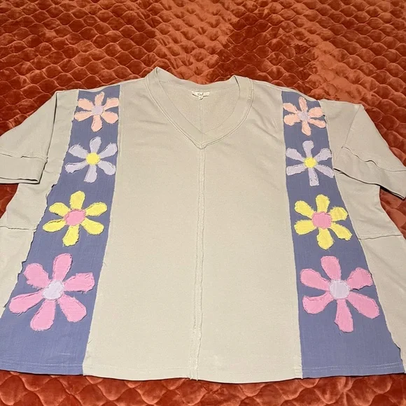 easel Light Gray V-Neck Tunic with Pastel Floral Appliqués - Picture 4 of 5